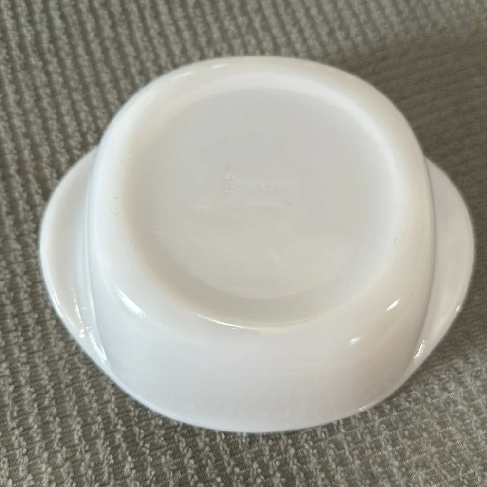 Vintage Dynaware Pyr-O-Rey casserole dish 1960’s‎ Crazy Daisy Pattern Milk Glass